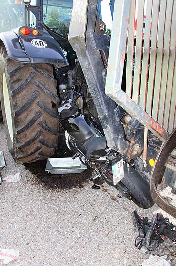 Unfall auf der B15 Höhe Altensee: Ein 27-Jähriger rast mit seinem Motorrad in einen Traktor. Durch die Wucht des Aufprall bleibt das Zweirad stecken.