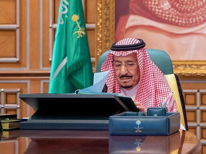 Salman bin Abdelasis al-Saud, König von Saudi-Arabien, leitet eine Regierungssitzung per Video-Schalte.