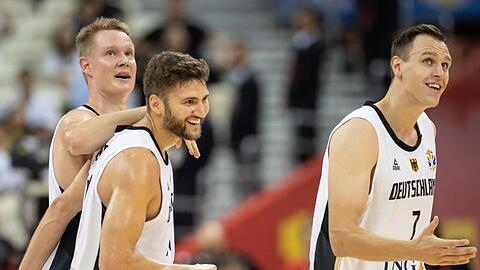 Mit dem Sieg über Kanada haben die deutschen Basketballspieler ihre Chance auf eine Olympia-Teilnahme gewahrt.