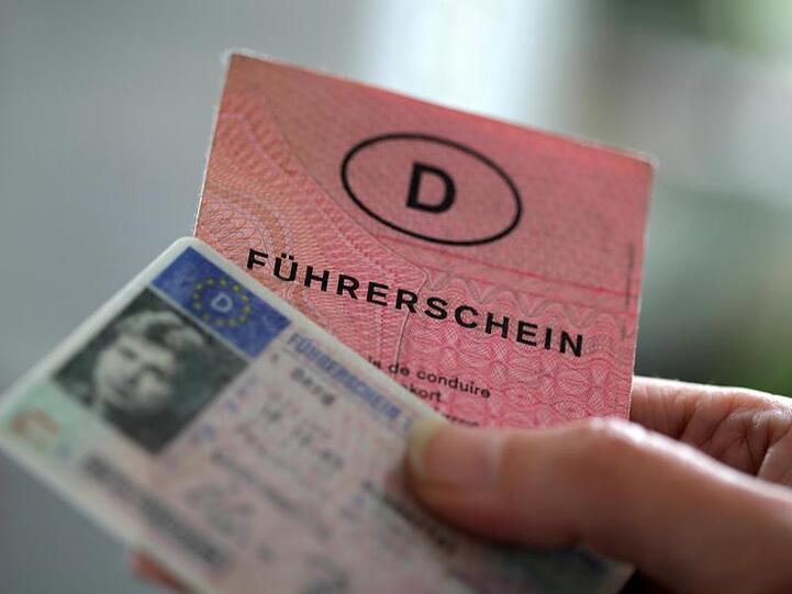 Zwei Führerscheine verschiedener Generationen. Noch stecken in Deutschland unterschiedliche Führerscheintypen in Portemonnaies und Handschuhfächern.