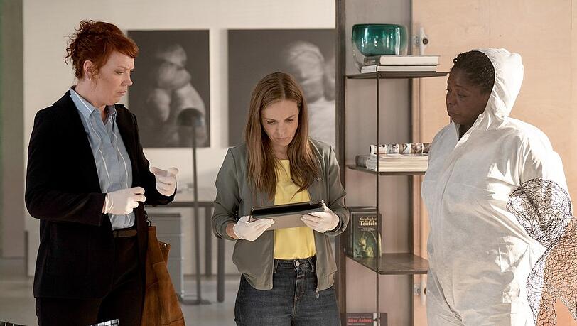 "Polizeiruf 110: Nur Gespenster":  Die Ermittlerinnen Melly Böwe (Lina Beckmann, l.) und Katrin König (Anneke Kim Sarnau, m.) untersuchen zusammen mit Maria (Dela Dabulamanzi, r.) den Tatort.