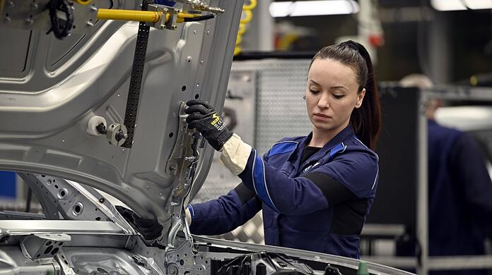 In der BMW-Fabrik arbeiten die Mitarbeiter vier Tage die Woche – aber nicht weniger Stunden.