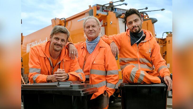 "Die Drei von der Müllabfuhr: Der Neue": Im Team von "Käpt'n" Werner Träsch (Uwe Ochsenknecht, M. und Tarik Büyüktürk (Aram Arami, r.) heuert der studierte Theologe Motte (Marc Oliver Schulze, l.) an. "Die Drei von der Müllabfuhr: Der Neue": Im Team von "Käpt'n" Werner Träsch (Uwe Ochsenknecht, M. und Tarik Büyüktürk (Aram Arami, r.) heuert der studierte Theologe Motte (Marc Oliver Schulze, l.) an.