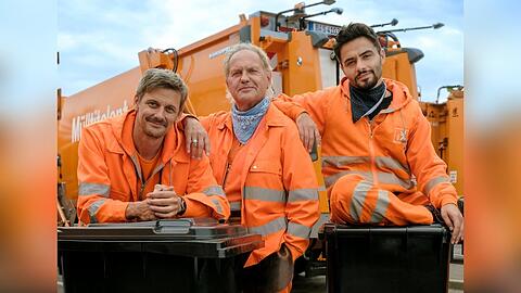 "Die Drei von der Müllabfuhr: Der Neue": Im Team von "Käpt'n" Werner Träsch (Uwe Ochsenknecht, M. und Tarik Büyüktürk (Aram Arami, r.) heuert der studierte Theologe Motte (Marc Oliver Schulze, l.) an.