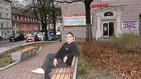 Constantin Ellerbrock, Mitarbeiter im „Museum Lichtspiele“ testet schon mal die neuen Sitzbänke.