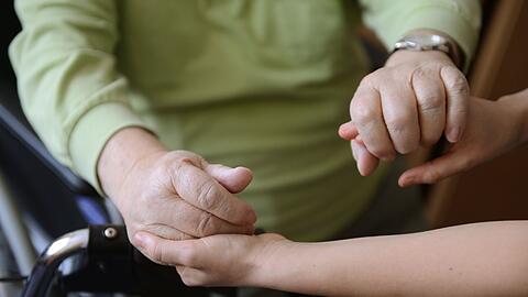 Der Bedarf an Pflegeangeboten in Deutschland w&auml;chst stetig. Dagegen der Ausbau von Pl&auml;tzen nur langsam. (Symbolbild)
