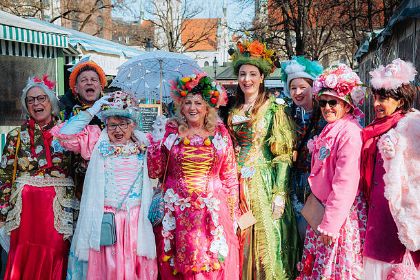Ureigener M&uuml;nchner Klassiker: Der Tanz der Marktweiber am Viktualienmarkt.