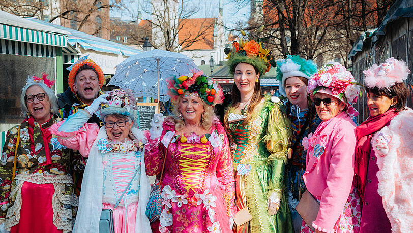 Ureigener M&uuml;nchner Klassiker: Der Tanz der Marktweiber am Viktualienmarkt.