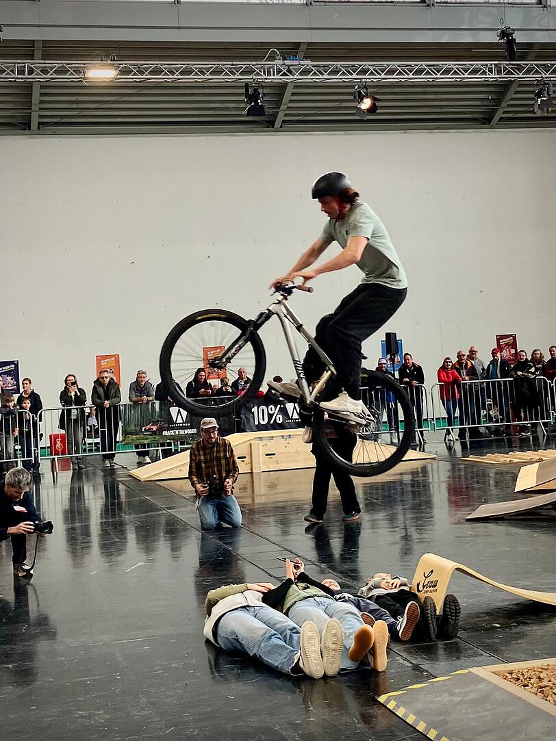 Bei der BMX-Show h&auml;lt das Publikum den Atem an.