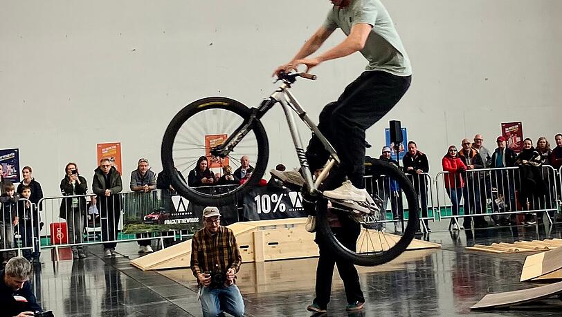 Bei der BMX-Show h&auml;lt das Publikum den Atem an.