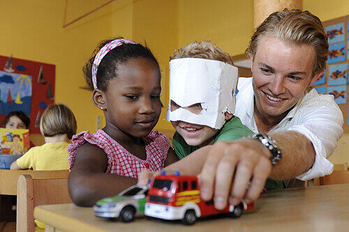 Kinder brauchen Zuwendung und Freiraum zum Spielen. Formel 1-Star Nico Rosberg besuchte jetzt Nürnberger Kids in einer Rummelsberger Einrichtung.