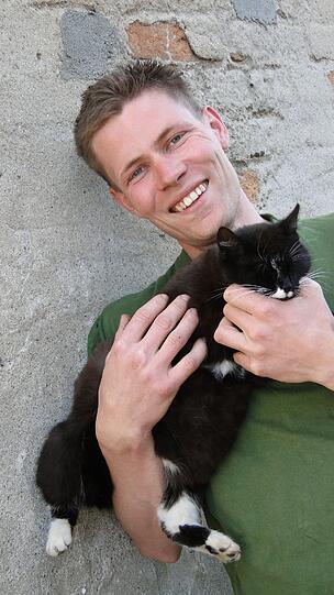 Denny ist 30 und liebevoller Lausitzer und Besitzer einer Schweine- und Rindermast. Schon als Kind hat er sich einen Bauernhof gewünscht. Um sich seinen Traum von einem eigenen Hof erfüllen zu können, hat er in einer Fischerei in Norwegen gearbeitet. Nach fünf Jahren harter Arbeit hatte er das Geld zusammen. Heute ist der 30jährige Besitzer eines eigenen Bauernhofes in der malerischen Lausitz. Täglich kümmert er sich um das Wohl seiner Rinder und Schweine. Alle anfallenden Aufgaben erledigt der gelernte Fleischer allein. Die viele Arbeit stört ihn nicht, denn er lebt seinen Traum. Nur eins fehlt Denny noch zum großen Glück: der richtige Partner an seiner Seite. Der liebevolle Lausitzer sehnt sich nach einer festen und beständigen Beziehung. Sein Traummann sollte zwischen 25 und 35 Jahren, schlank, ehrlich und spontan sein. Aufrichtigkeit und Treue sind dem attraktiven Bauern sehr wichtig: "Ich bin treu, darauf lege ich Wert. Ich würde auch gern so jemanden finden.&ldquo; Wenn ein Mann diese Eigenschaften und noch Interesse &bdquo;an Land und Leuten mitbringt", dann kann er Dennys Herz im Sturm erobern.