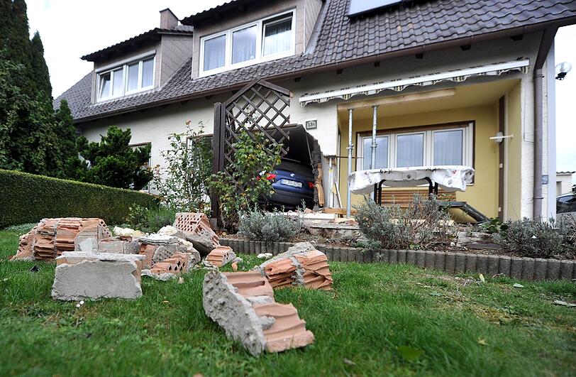 Auto und Wohnzimmer sind völlig demoliert. Das Haus muss von der Feuerwehr abgestützt werden. Die Bilder vom kuriosen Crash.