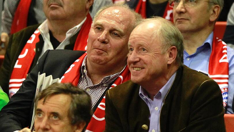 Zufriedene Zuschauer im Audi Dome: Präsident Uli Hoeneß und Stellvertreter Rudolf Schels. Zufriedene Zuschauer im Audi Dome: Präsident Uli Hoeneß und Stellvertreter Rudolf Schels.