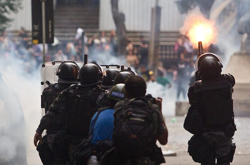 Bereits im Oktober 2013 setzte die brasilianische Militär-Polizei Tränengas gegen WM-Demonstranten ein. (Archivbild)