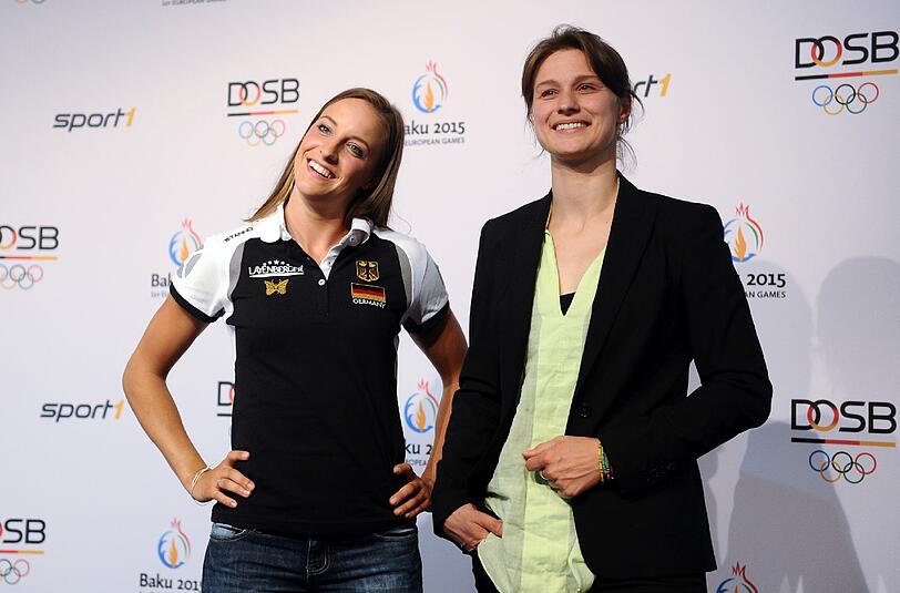 Volleyball-Nationalspielerin Lenka Dürr (l) und Fecht-Olympiasiegerin Britta Heidemann bei der Pressekonferenz in Ismaning im Rahmen der Einkleidung für die Europaspiele in Baku nebeneinander.