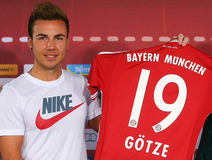 Fehlgriff: Götze bei seiner Vorstellung im Nike-Shirt.