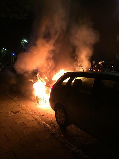 Ein Skoda, der vor dem Fiat parkt, wird ebenfalls stark beschädigt.