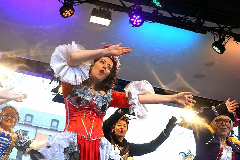 Showacts und Tanz der Marktweiber - hier gibt's die besten Bilder vom Faschingstreiben am Viktualienmarkt.