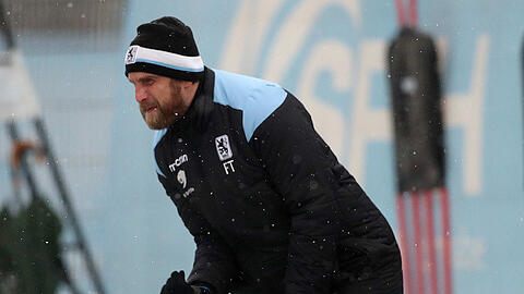 Wie immer voll dabei: Löwen-Trainer Daniel Bierofka während der Partie gegen Wacker Innsbruck.