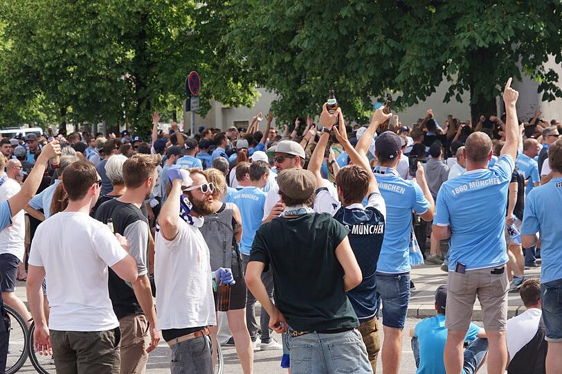 Geschafft! Jubel bei den Löwen-Fans...