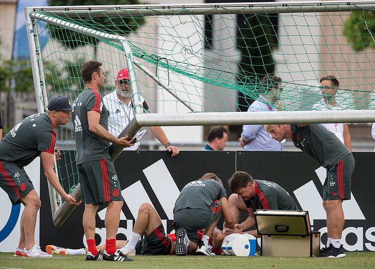 Franck Ribéry liegt verletzt am Boden.