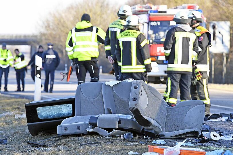 Da die Insassen in den Fahrzeugen eingeklemmt waren, musste die Feuerwehr sie aus den Wracks befreien.
