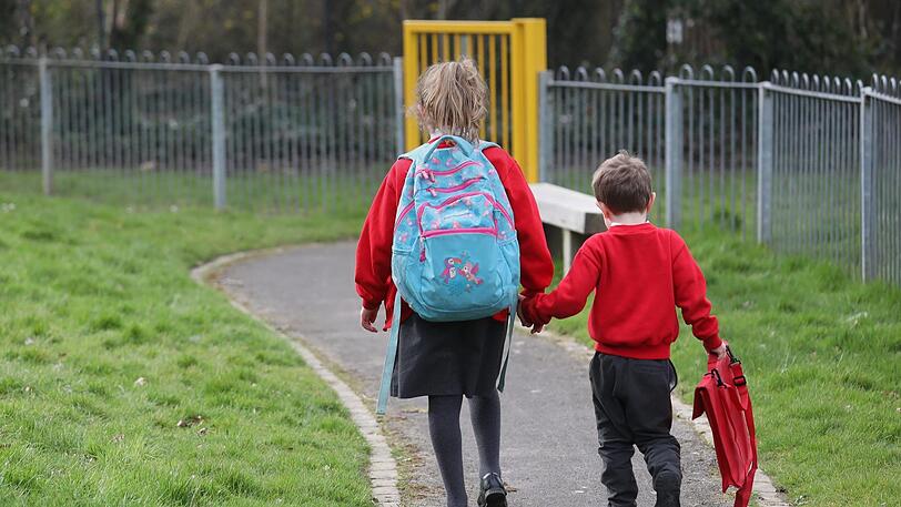 Alle Schulen, Kindergärten und Kitas sind in Bayern bis zum 6. April geschlossen. Es gibt aber eine Notbetreuung für Kinder, deren Eltern in den Bereichen Gesundheitsversorgung oder Pflege tätig sind (Symbolbild).