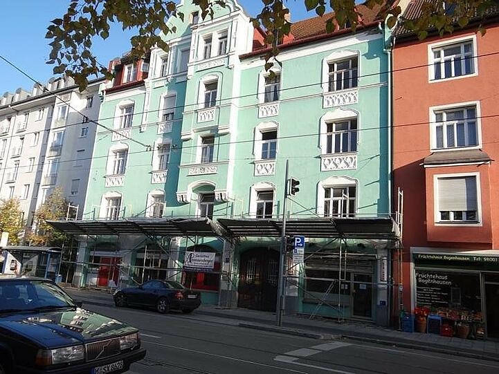 Vorher: Seit Monaten steht das Gerüst an dem seit Jahren fast unbewohnten Haus. Mittlerweile platzt der Stuck von der Fassade.