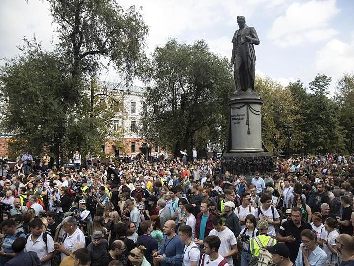 In Moskau haben erneut Tausende Menschen für freie Wahlen demonstriert.
