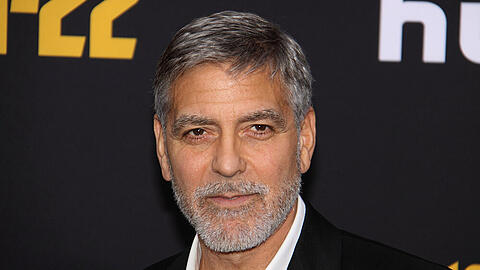 George Clooney auf einem Event im vergangenen Jahr - offenbar mit selbstgeschnittenen Haaren.