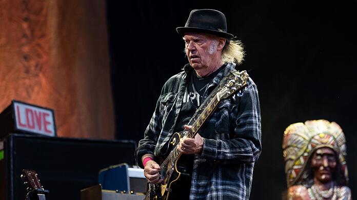Neil Young vor drei Jahren beim Auftakt seiner Europa-Tour bei den Filmnächten am Elbufer.