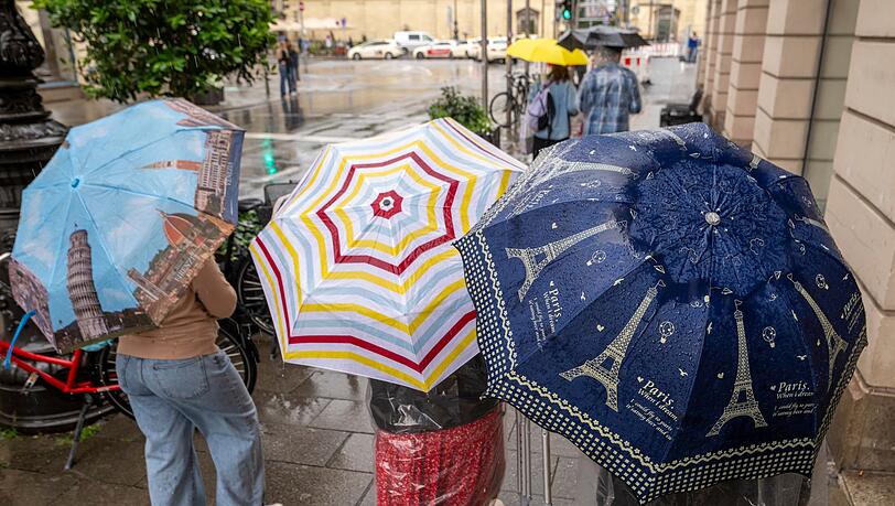 Bei Regenwetter und Schauern bleibt der Regenschirm ein wichtiges Accessoire.