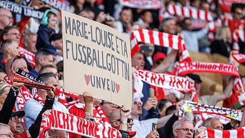 Die Union-Fans begrüßten "Fußballgöttin" Marie-Louise Eta. Die Union-Fans begrüßten "Fußballgöttin" Marie-Louise Eta.
