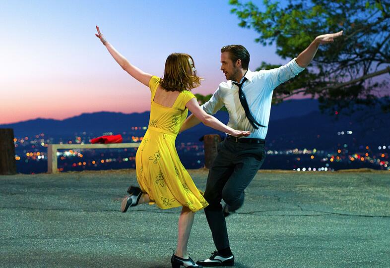 Emma Stone und Ryan Gosling tanzen sich in "La La Land" die Seele aus dem Leib. Technisch nicht so perfekt wie Ginger Rogers und Fred Astaire, aber mit demselben Herzblut. Emma Stone und Ryan Gosling tanzen sich in "La La Land" die Seele aus dem Leib. Technisch nicht so perfekt wie Ginger Rogers und Fred Astaire, aber mit demselben Herzblut.
