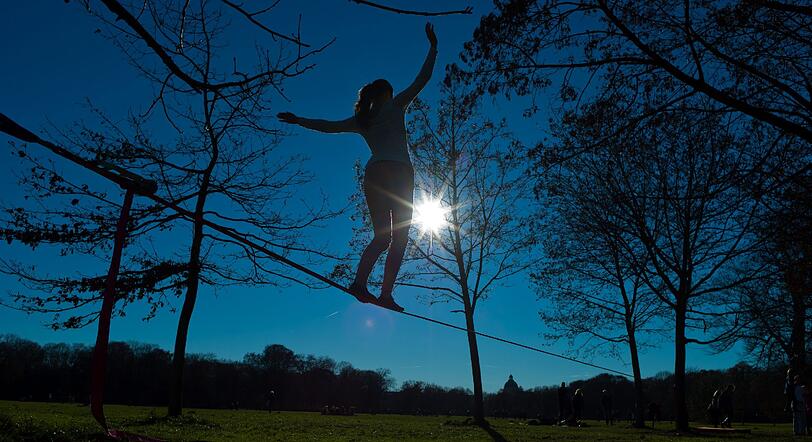 Auch die Slackliner im Englischen Garten wussten das untypische Wetter zu nutzen.