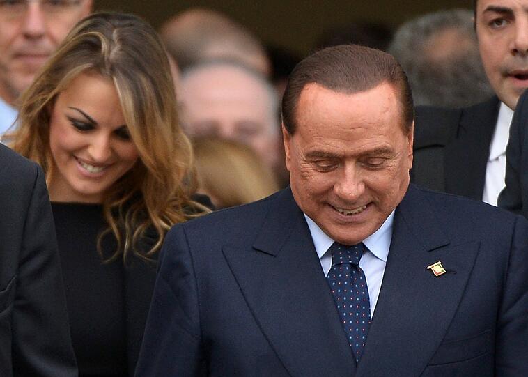 Endlich wieder hundert Prozent Huldigungen: Silvio Berlusconi beim Forza-Italia-Treffen mit seiner Partnerin Francesca Pascale.
