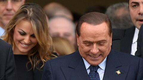 Endlich wieder hundert Prozent Huldigungen: Silvio Berlusconi beim Forza-Italia-Treffen mit seiner Partnerin Francesca Pascale.