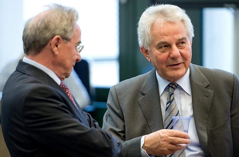 Der ehemalige BayernLB-Vorstand Rudolf Hanisch (l) und der frühere bayerische Finanzminister Kurt Faltlhauser (CSU) unterhalten sich am 18.03.2014 im Münchner Landgericht I im Strafprozess gegen frühere Vorstände der BayernLB.