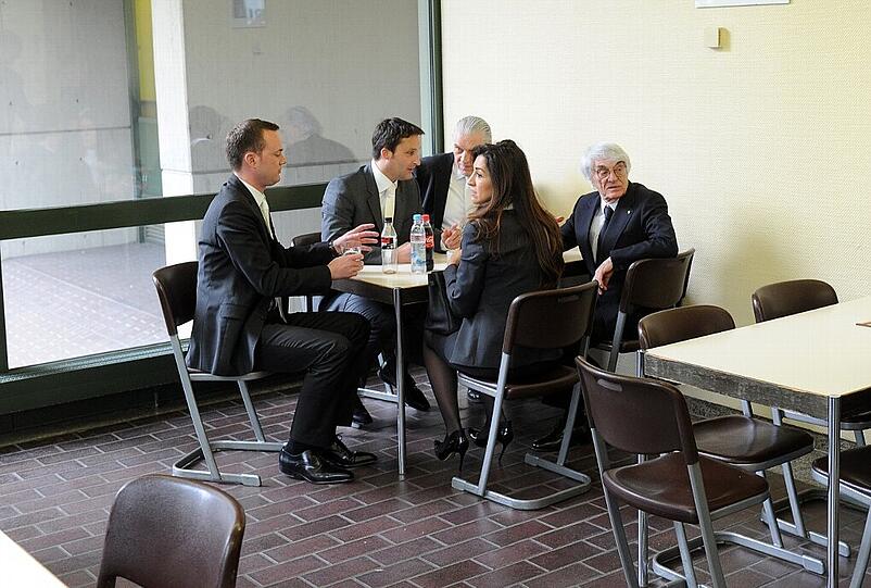 Kleine Stärkung in der Prozesspause: Bernie Ecclestone mit Ehefrau und Anwälten in der Gerichtscafeteria. Es gab Muffins und Espresso.