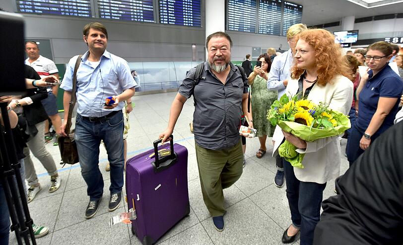 Künstler Ai Weiwei ist am Donnerstag in München gelandet: die Bilder vom Flughafen.