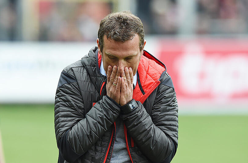 Platz eins: Markus Wienzierl (41) geht den Schiedsrichten besonders auf den Keks. Der nach außen durchaus sympathisch wirkende Trainer des FC Augsburg ist kaum zu bremsen.