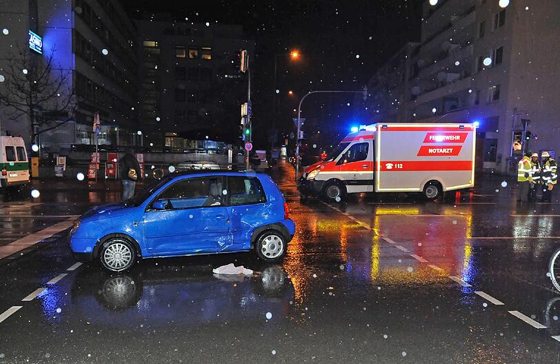 Anscheinend übersah der Fahrer eines VW Lupo den Krankenwagen: An der Kreuzung Lindwurmstraße und Poccistraße hat er ihn am Dienstagabend gerammt. Sechs Menschen wurden verletzt.