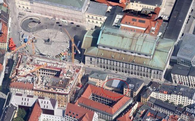 Das liegt zwischen Maximilian- und Falkenturmstraße gegenüber des Residenztheaters (roter Kreis).