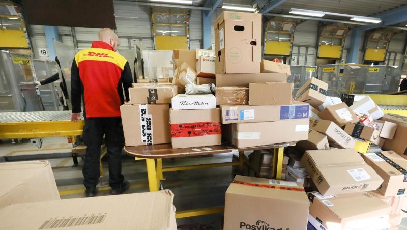 Der starke Versand- und Onlinehandel hat den Umsatz des deutschen Einzelhandels in der ersten Jahreshälfte zu einem Zuwachs verholfen. Der starke Versand- und Onlinehandel hat den Umsatz des deutschen Einzelhandels in der ersten Jahreshälfte zu einem Zuwachs verholfen.