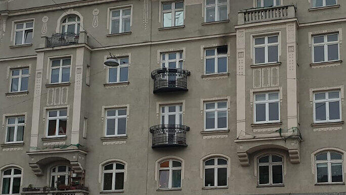In diesem Haus in der Kapuzinerstraße brennt es am Donnerstagabend.