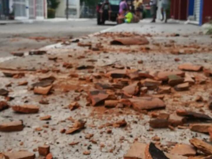 Kaputte Kacheln liegen nach dem Beben auf einer Straße der Ortschaft Crucecita.