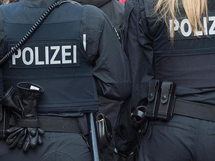 Zwei Polizisten gehen Streife. Foto: Boris Roessler/dpa/Archivbild