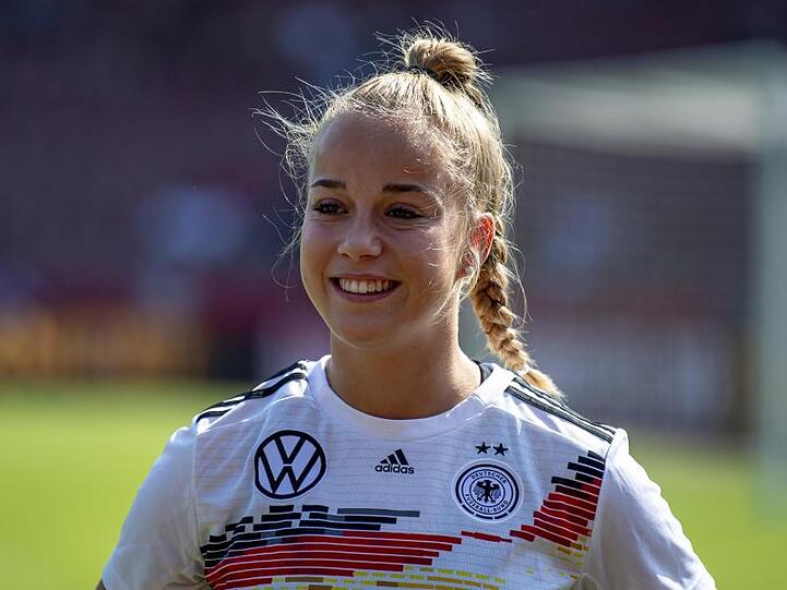 Deutschlands Giulia Gwinn lacht bei ihrer Auszeichnung als beste Nachwuchsspielerin. Foto: David Inderlied/dpa/Archivbild