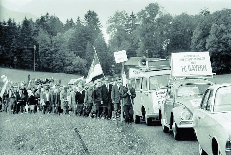 Am 25. Juli 1965, einem kühlen Sommertag, feiern Funktionäre, Spieler und 1.500 Fans den Bundesliga-Aufstieg mit einem Marsch um den Tegernsee.